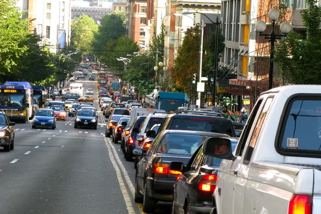 Avenida congestionada con autos detenidos en un taco