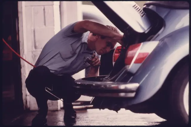 Mecánico revisando el motor de un auto en un taller