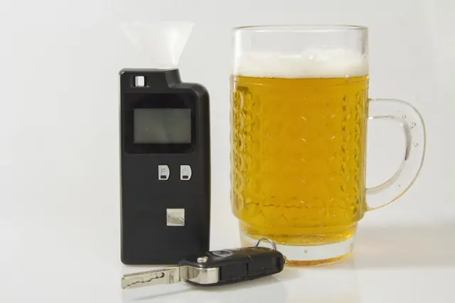 Un alcotest junto a un schop de cerveza y las llaves de un auto