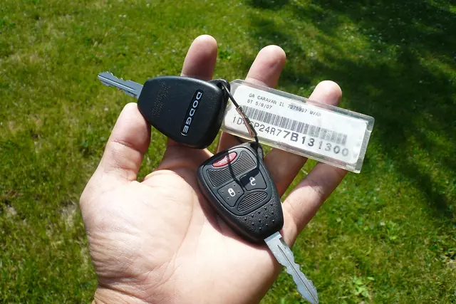 Mano sosteniendo las llaves de un auto