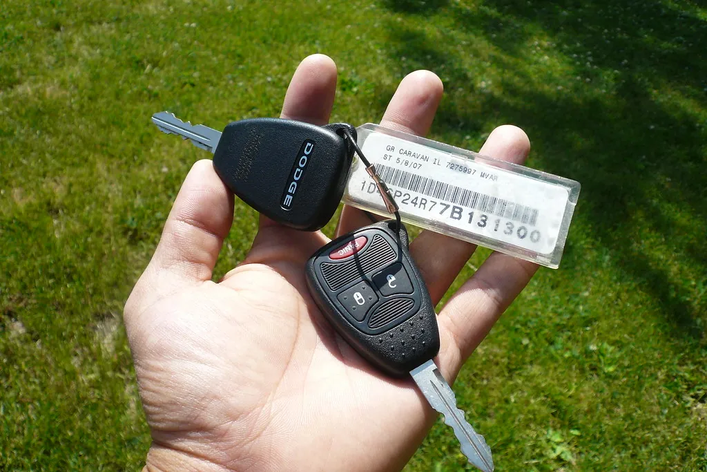 Mano sosteniendo las llaves de un auto